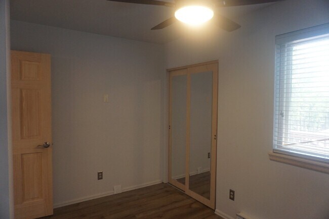 Building Photo - Great House off Brook Forest!