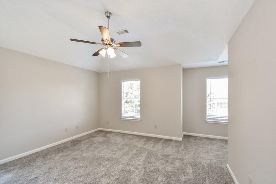 Building Photo - 10237 Green Moss Dr N