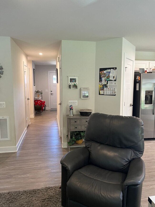 Building Photo - 3 bed 2 bath rental in Village Oaks Subdivision close proximity to Lake Monticello