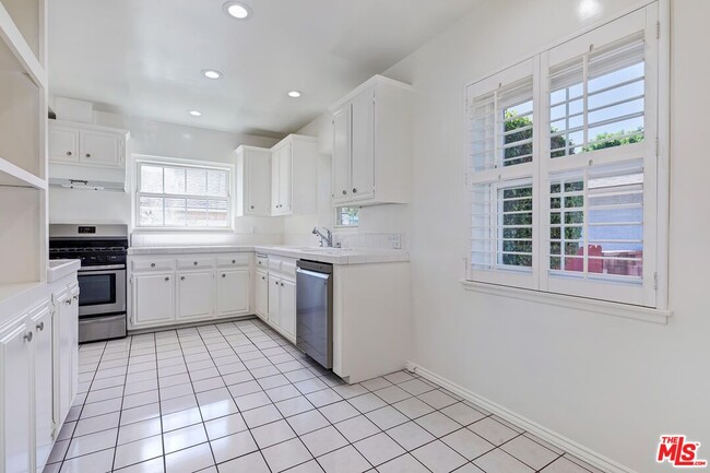 Building Photo - 7719 Hosford Ave