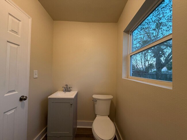 Building Photo - FIRST FLOOR UNIT WATER AND ELECTRICITY PAID!