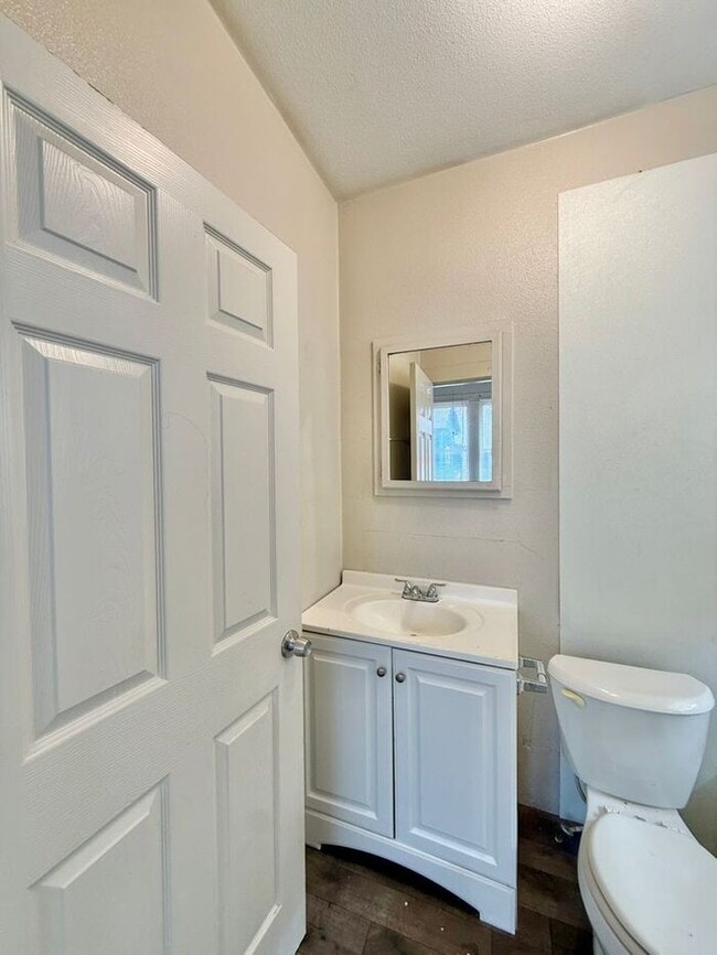 Building Photo - Charming 2-Bedroom 1-Bathroom Unit!