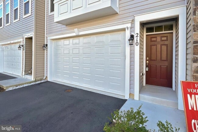 Building Photo - 210 Apsley Terrace