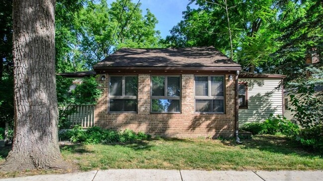 Building Photo - 1301 Jones Dr