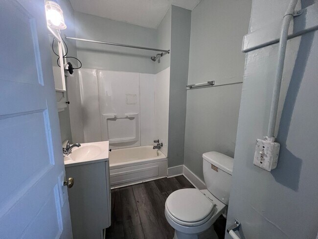 Building Photo - Upper One Bedroom - Close to Downtown Gran...