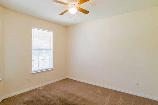 Building Photo - 3 bed 2 bath home off Creighton Rd