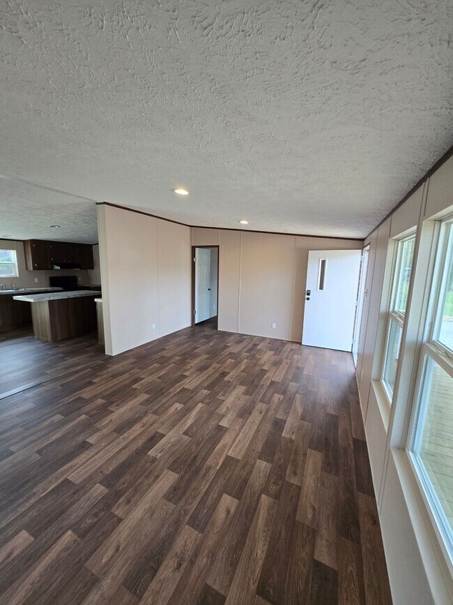 Building Photo - For Rent: Beautiful 3 Bedroom, 2 Bathroom Home