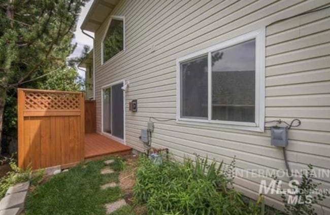 Building Photo - Townhome Columbia Village – Close to Everything Boise Offers