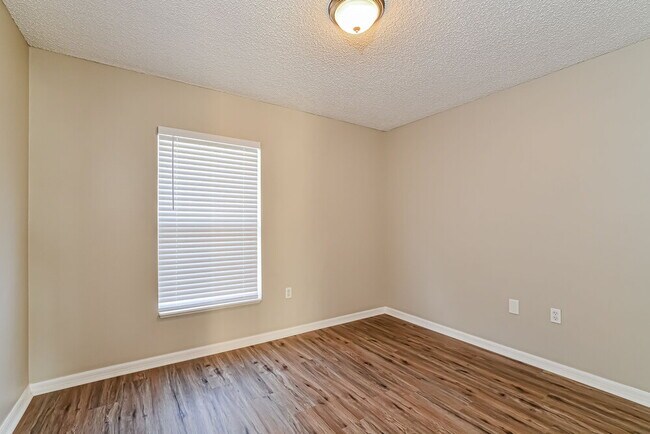 Building Photo - 117 Sterling Pine St