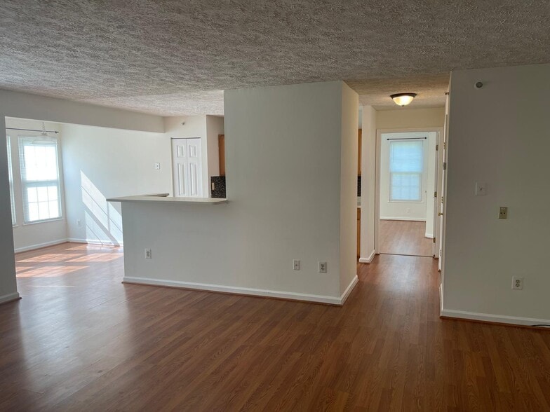 Building Photo - 5610 Avonshire Pl