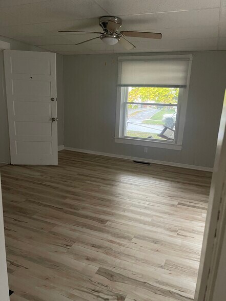 LIVNING ROOM - 838 N Elizabeth St