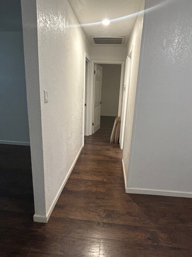 Building Photo - 603 N 1st St