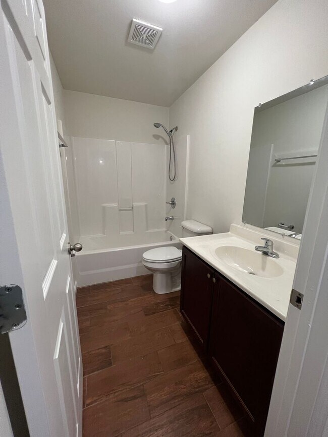 Building Photo - 3 bedroom 2 bath 1 car gargage HOUSE