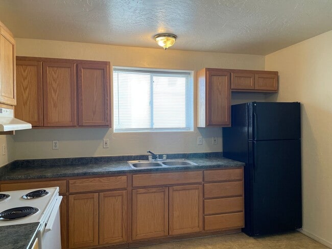 Building Photo - Cute 2 Bedroom 1 Bath Apartment-Centarlly ...