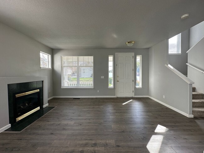 Building Photo - 3 Bedroom Beaverton Home with A/C!