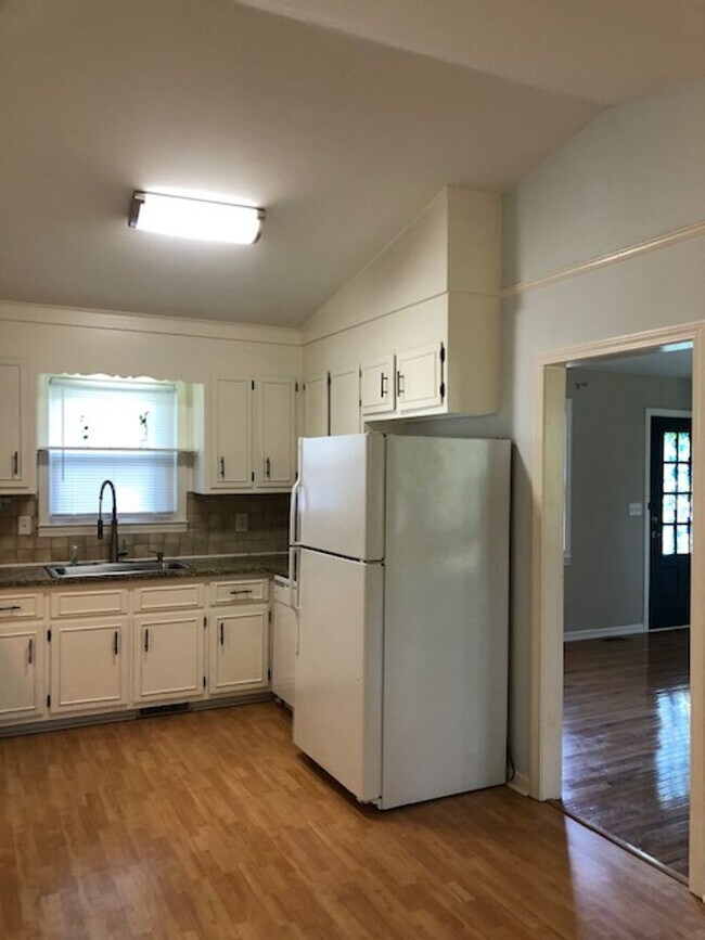 Building Photo - Travelers Rest !! 3 BR, 2 BA with Great Living Space - Den, Bonus Room, Primary Suite has a HUGE ...