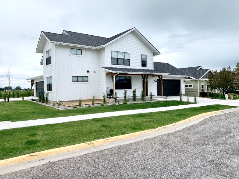 Building Photo - 995 Advance Dr