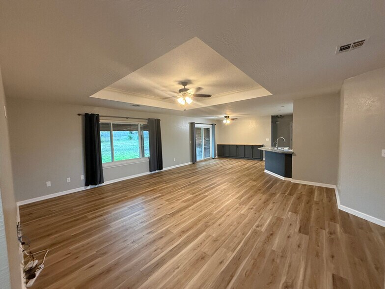 Building Photo - 404 E 9th St