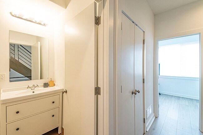 Building Photo - Four Bed Point Breeze Home