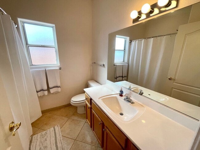 Building Photo - Large 2 Bedroom Home off the Parkway!