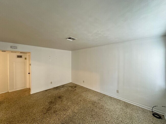 Building Photo - 2 Bedroom, 1 Bath Duplex in Leesburg!