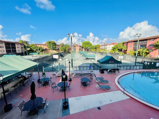 Building Photo - 660 Tennis Club Dr