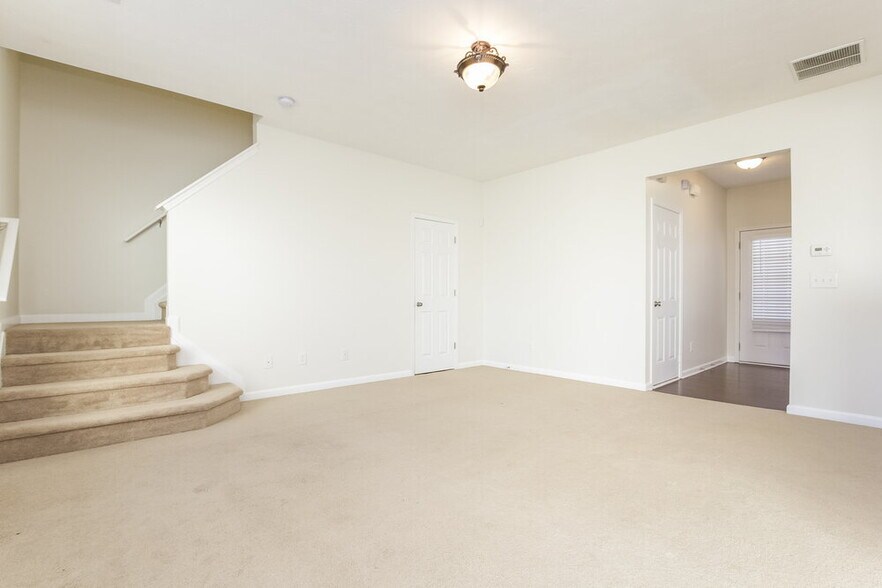 Building Photo - 815 Forsythia Way