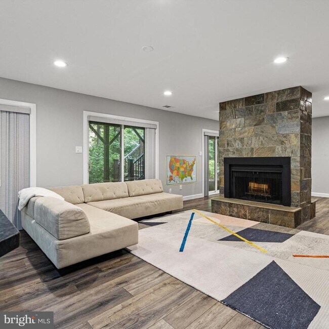 Building Photo - 3704 Oak Hill Way