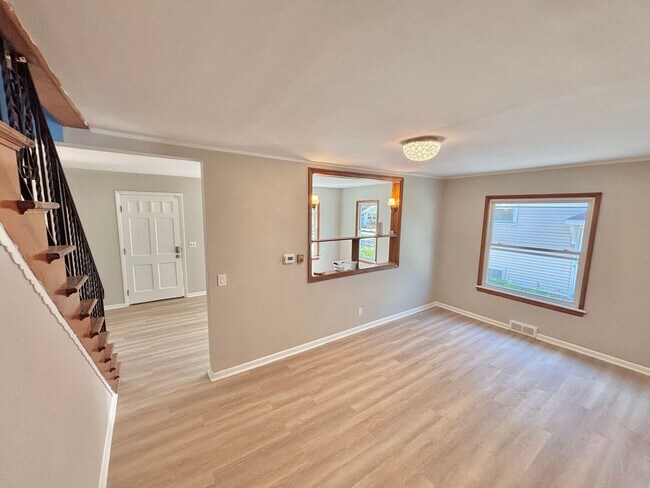 Building Photo - Spacious 5bd single family home | Off Street Parking | Updated kitchen