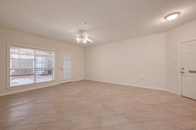 Building Photo - 2803 Kings Crossing Dr