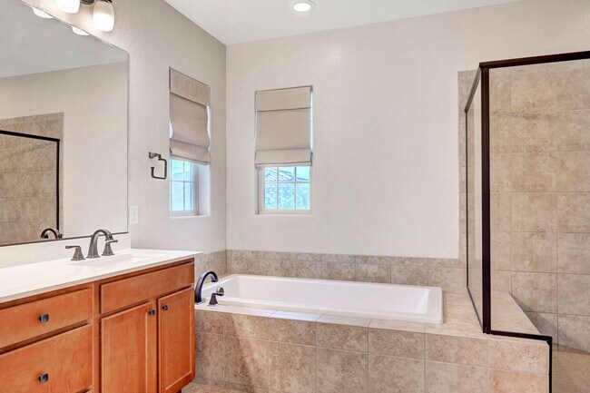 Building Photo - 4 bedroom home with 2 primary bedrooms! On...