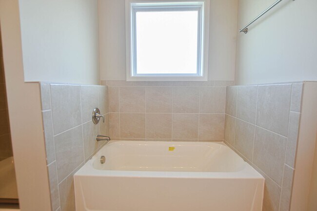 Building Photo - Fantastic Four Bedroom with Bonus!