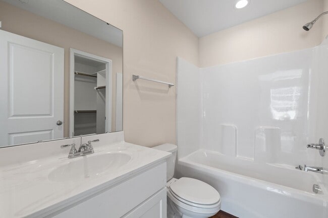 Building Photo - 3 bed 2 bath Ranch Style Duplex