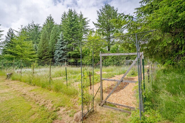Building Photo - PRIVATE HOMESTEAD WITH ACREAGE & SHOP