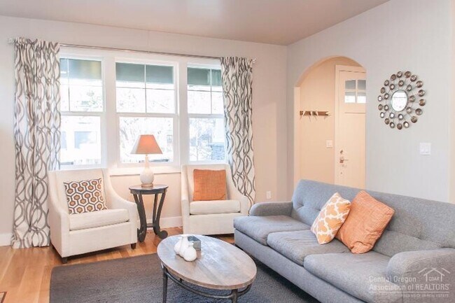 Building Photo - Darling Home Located in the Heart of NW Bend!