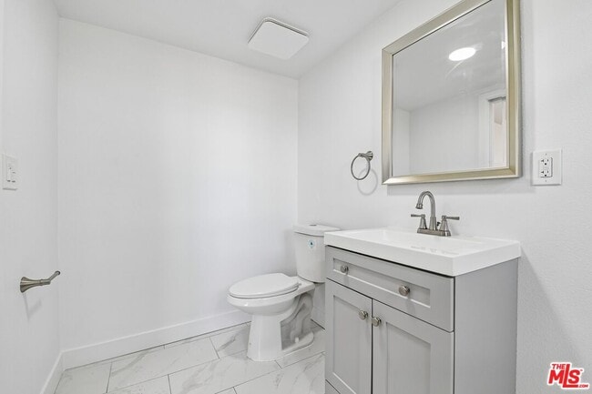 Building Photo - 219 E 87th St