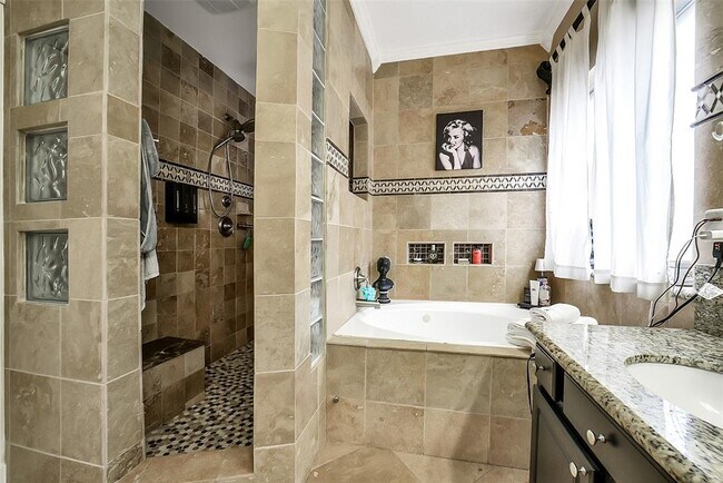 Building Photo - 3711 Pinehurst Dr