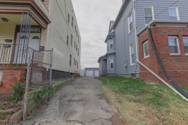 Building Photo - 257 S 8th St