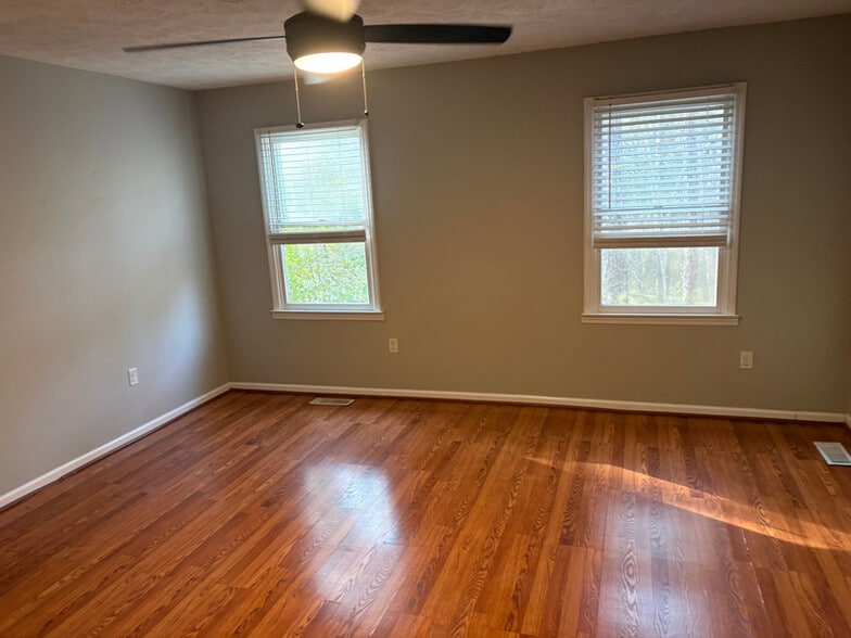 Building Photo - 404 Lake Front Dr