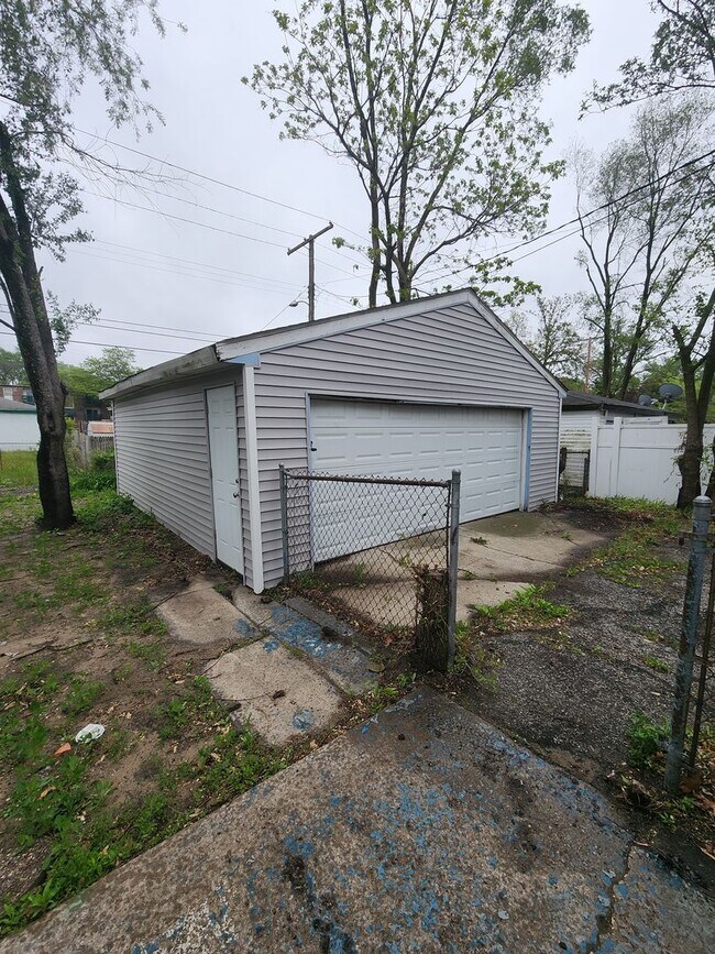 Building Photo - Large 2 Bedroom Home Section 8 accepted!