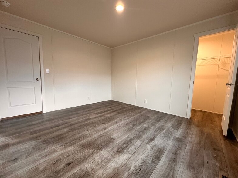 Building Photo - 8 Bing St N