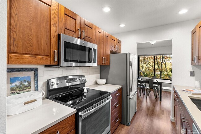 Building Photo - 2550 Thorndyke Ave W