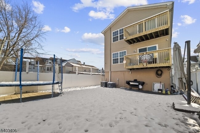 Building Photo - 110-PT112 Redwood Ave