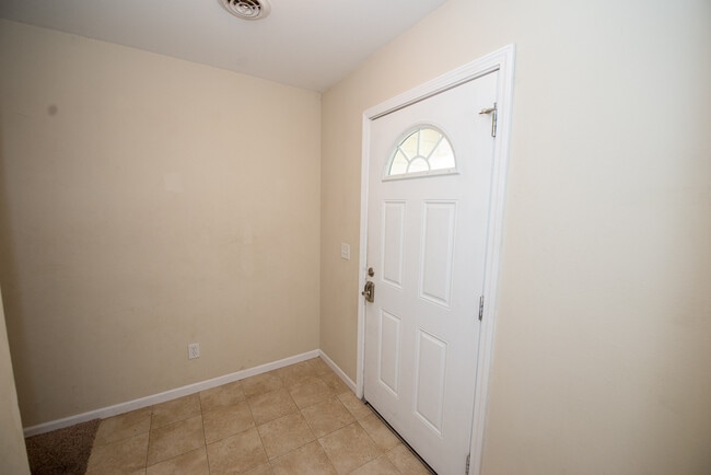 Building Photo - Amazing 4 Bedroom Duplex in Northeast Manh...