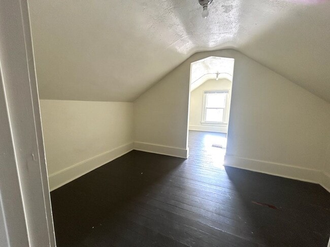 Building Photo - 18 8th Ave NW