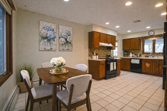 Building Photo - 18 Strathmore Village Dr