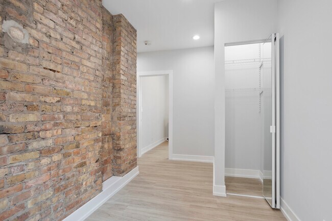 Building Photo - 7740 N Eastlake Terrace