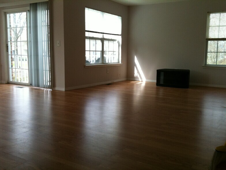 Dining area - 424 Lackland Ave