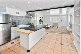 Building Photo - Luxury Living in the Heart of Kensington -...