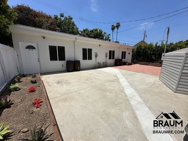 Building Photo - 1109 La Peer Dr
